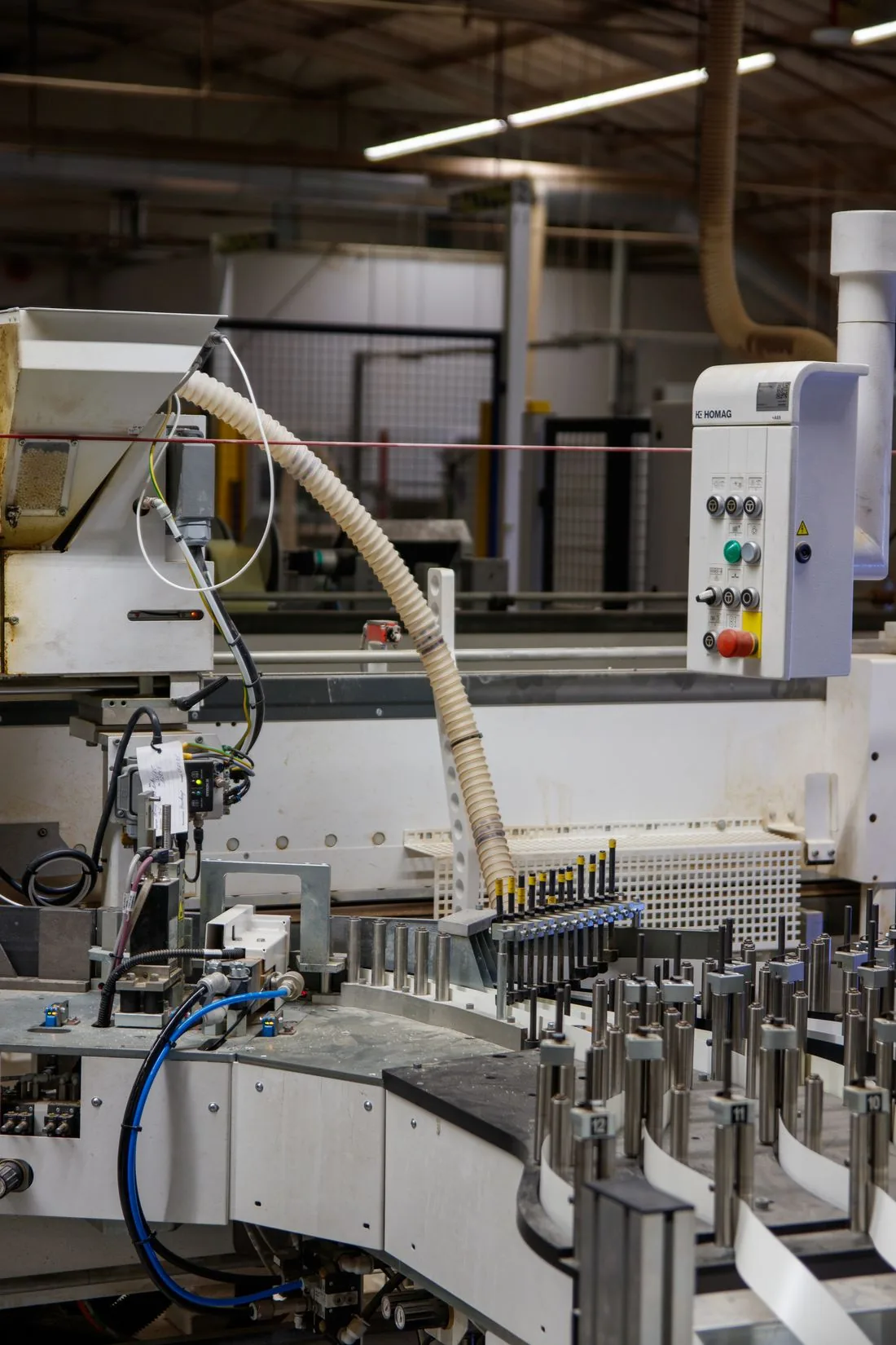 Máquina industrial com painel de controle em operação